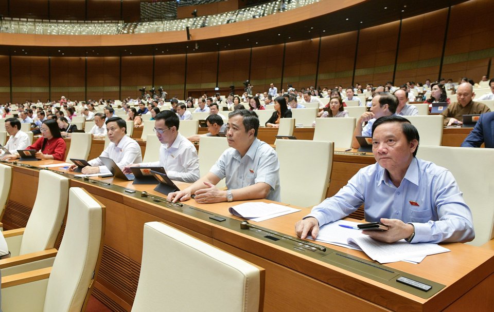 Các đại biểu tham gia biểu quyết với dự thảo Nghị quyết về dự toán Ngân sách Nhà nước năm 2024