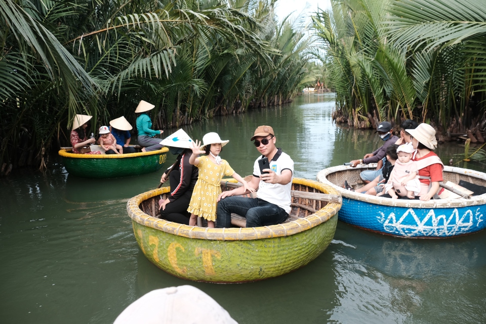 Kh&aacute;ch du lịch trải nghiệm tại rừng dừa Bảy Mẫu, Hội An. Ảnh: Phạm H&ugrave;ng