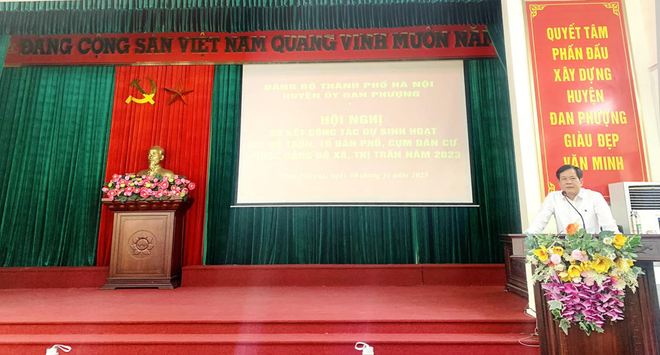 Ph&oacute; B&iacute; thư Thường trực Huyện ủy, Chủ tịch HĐND huyện Đan Phượng L&ecirc; Văn Th&igrave;n ph&aacute;t biểu tại hội nghị.