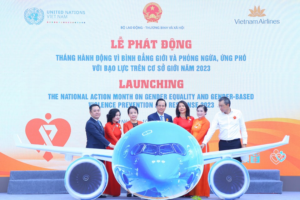 Trong khu&ocirc;n khổ Th&aacute;ng h&agrave;nh động quốc gia, Vietnam Airlines sẽ triển khai 2 chuyến bay &ldquo;T&ocirc; cam bầu trời&rdquo;.&nbsp;