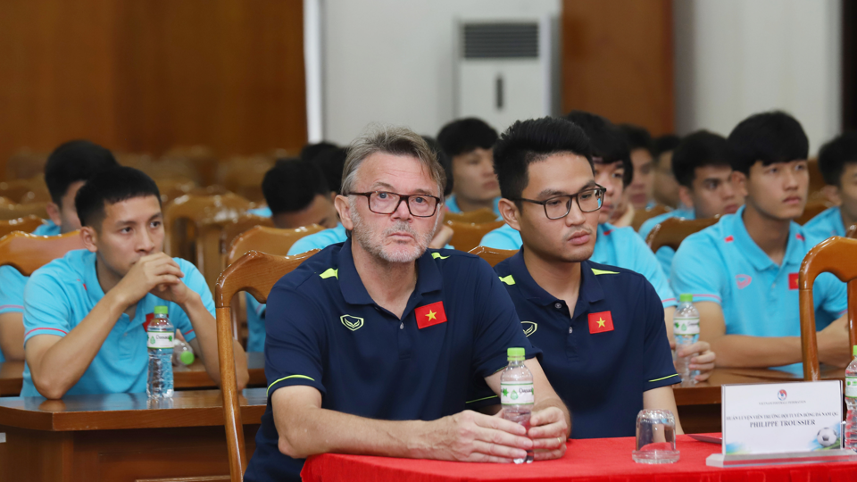 HLV Philippe Troussier v&agrave; c&aacute;c học tr&ograve; sẽ l&ecirc;n đường sang Philippines v&agrave;o sang ng&agrave;y 13/11. Ảnh: VFF.