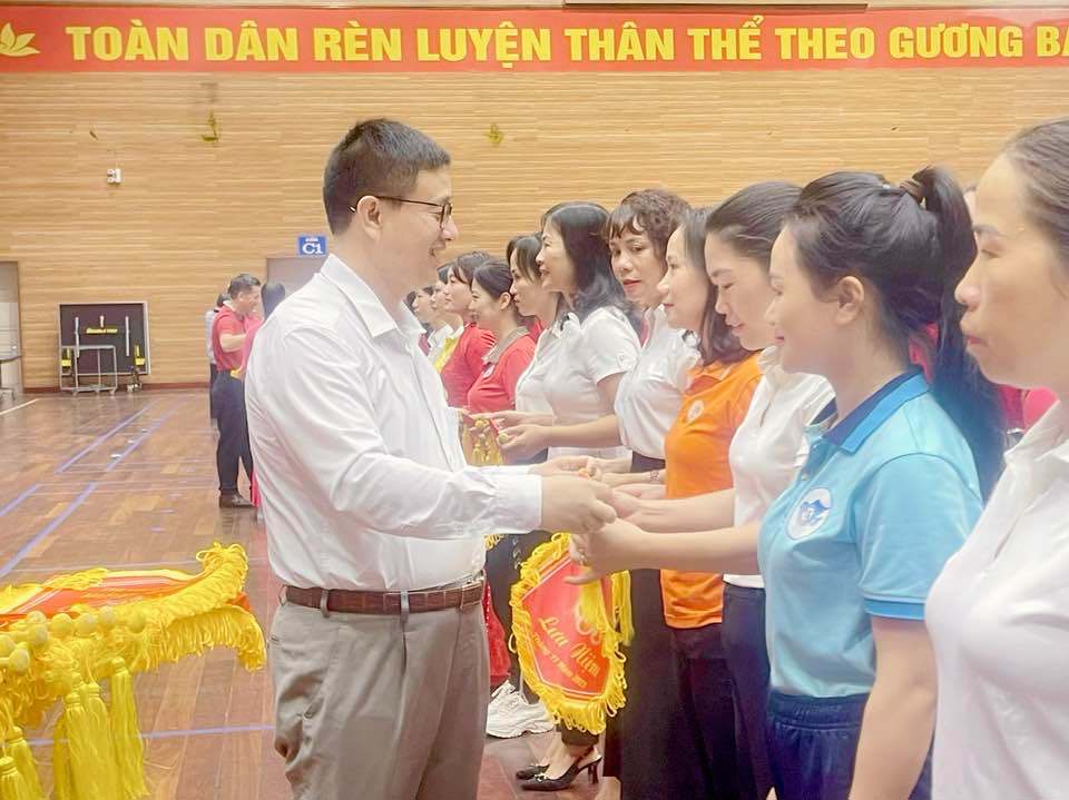 Ph&oacute; Chủ tịch UBND huyện Thanh Tr&igrave; Nguyễn Văn Hưng trao Cờ lưu niệm cho c&aacute;c đơn vị tham gia Hội thao.