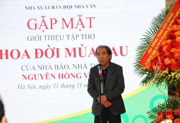 Nh&agrave; thơ Nguyễn Quang Thiều, Chủ tịch Hội Nh&agrave; văn Việt Nam ph&aacute;t biểu tại lễ ra mắt tập thơ.