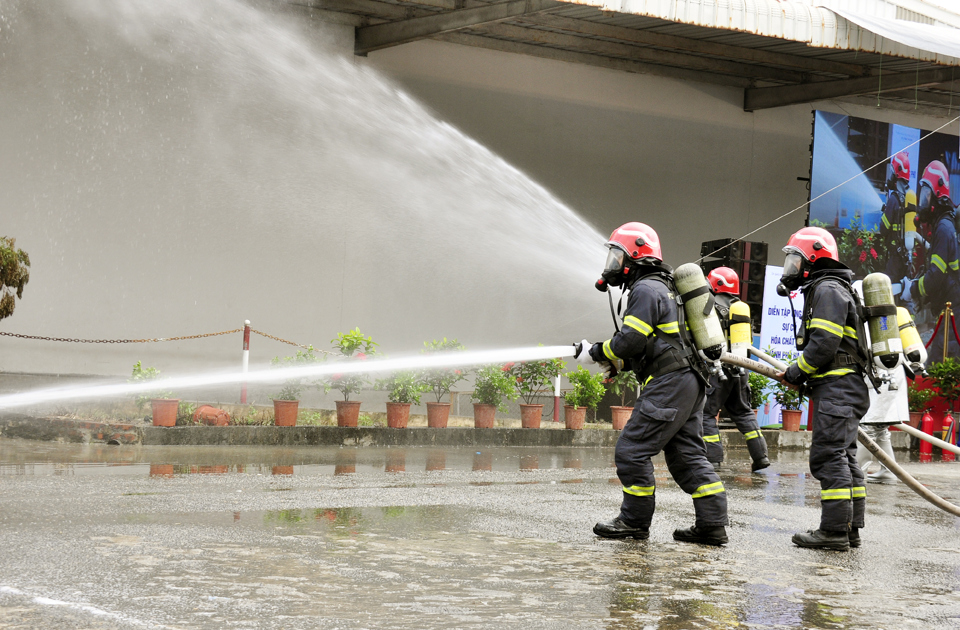 Diễn tập Ứng ph&oacute; sự cố h&oacute;a chất độc TP H&agrave; Nội năm 2023 tại Cụm c&ocirc;ng nghiệp &ocirc; t&ocirc; 1/5, X&atilde; Nguy&ecirc;n Kh&ecirc; (huyện Đ&ocirc;ng Anh). Ảnh: Ho&agrave;i Nam