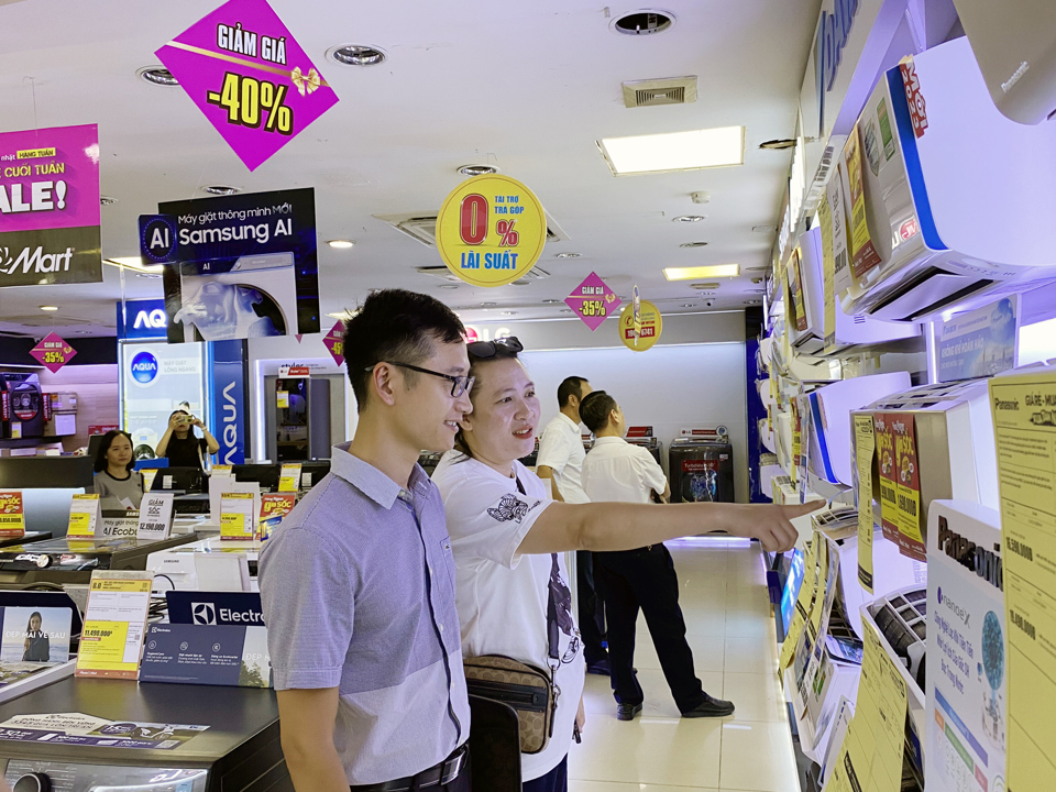 Người ti&ecirc;u d&ugrave;ng mua sản phẩm điện m&aacute;y tại si&ecirc;u thị&nbsp; điện m&aacute;y Media Mart. Ảnh: Ho&agrave;i Nam