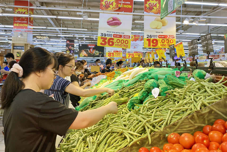 Người ti&ecirc;u d&ugrave;ng mua thực phẩm giảm gi&aacute; trong sự kiện &ldquo;Ng&agrave;y v&agrave;ng gi&aacute; shock&rdquo; tại si&ecirc;u thị Big C Thăng Long. Ảnh: Ho&agrave;i Nam