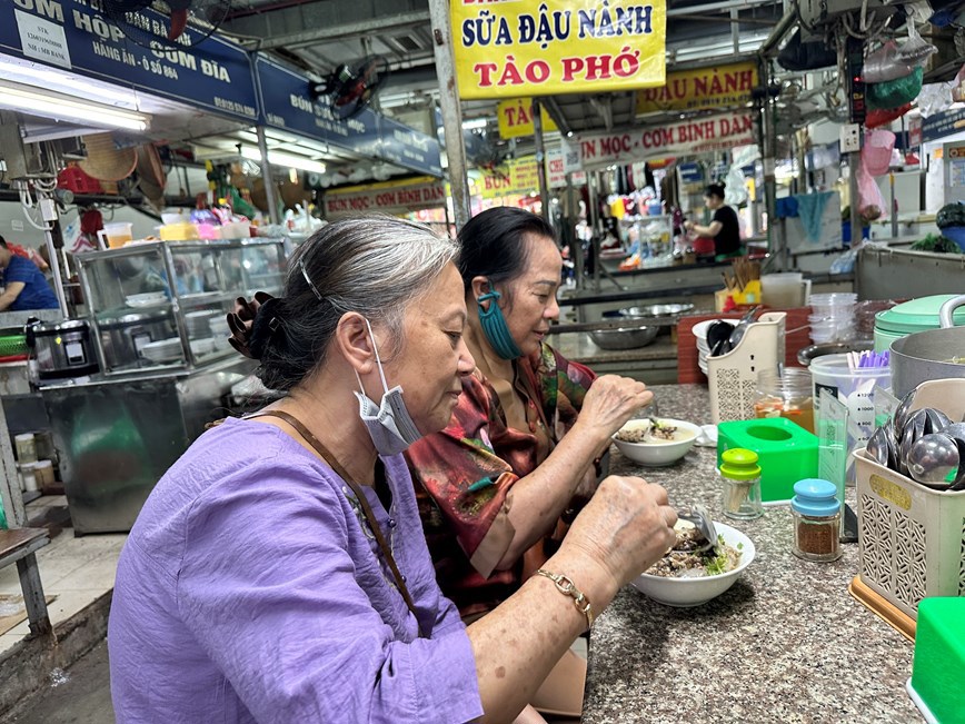 Nhưng với một số người d&acirc;n sống trong khu vực, khu chợ nằm dưới tầng hầm n&ecirc;n kh&ocirc;ng ph&ugrave; hợp với nếp đi chợ h&agrave;ng ng&agrave;y của họ. Đ&ocirc;i khi, họ chỉ cần v&agrave;o chợ mua mớ rau, quả trứng nhưng lại mất tiền gửi xe, mất c&ocirc;ng đi bộ bậc thang, t&igrave;m gian h&agrave;ng n&ecirc;n rất ngại.