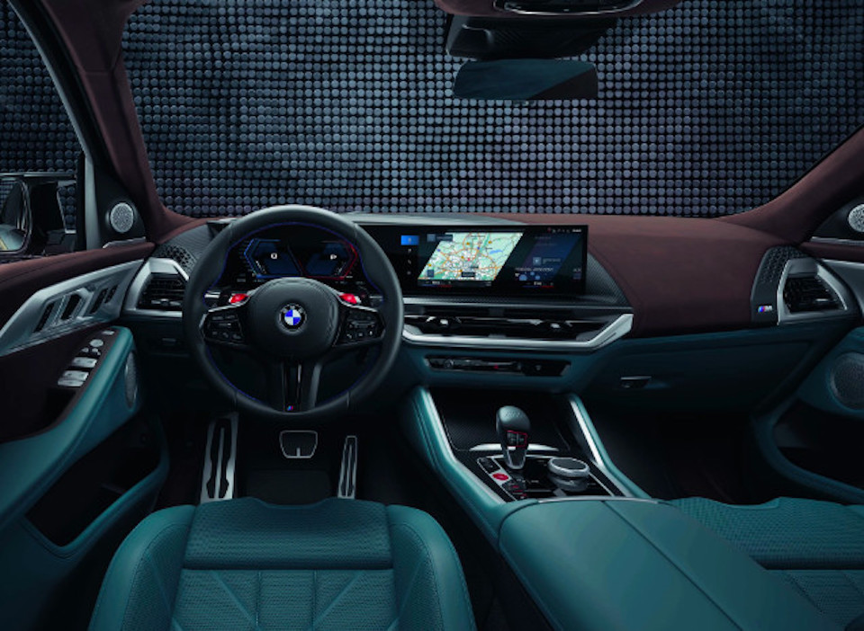 BMW XM mới mang đến kh&ocirc;ng gian rộng r&atilde;i v&agrave; sang trọng với thiết kế M Lounge độc quyền