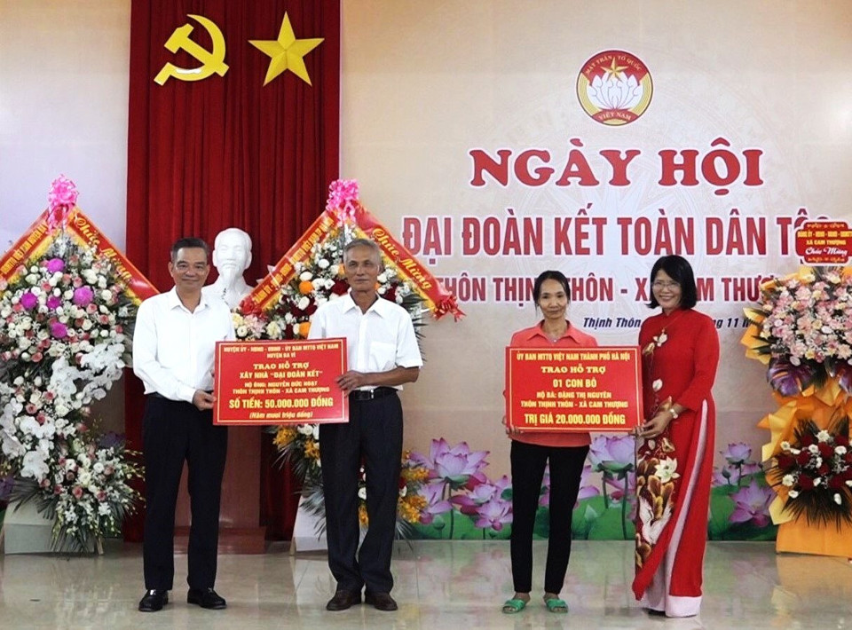 Ph&oacute; Chủ tịch Ủy ban MTTQ Việt Nam TP H&agrave; Nội Nguyễn Thị Kim Dung v&agrave; B&iacute; thư Huyện ủy Ba V&igrave; Dương Cao Thanh tặng qu&agrave; của TP v&agrave; huyện tới người d&acirc;n th&ocirc;n Thịnh Th&ocirc;n.