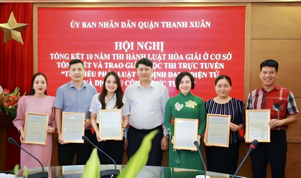 Ban Tổ chức Cuộc thi quận Thanh Xu&acirc;n trao giải cho 6 tập thể đạt giải trong cuộc thi trực tuyến &ldquo;T&igrave;m hiểu ph&aacute;p luật về định danh điện tử v&agrave; dịch vụ c&ocirc;ng trực tuyến&rdquo;