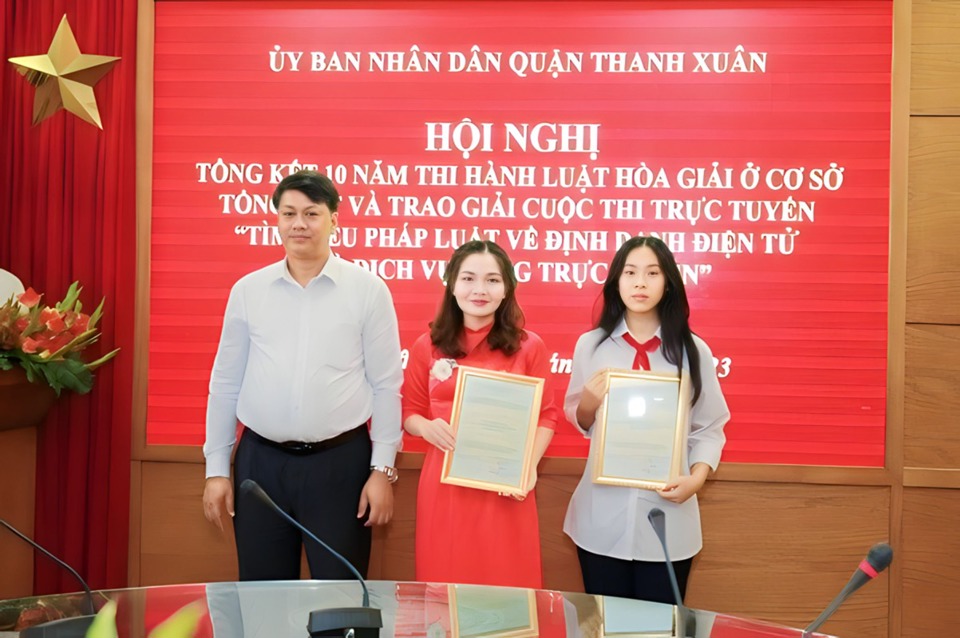 Ban Tổ chức Cuộc thi quận Thanh Xu&acirc;n trao giải cho 2&nbsp;c&aacute; nh&acirc;n đạt giải Nhất trong cuộc thi trực tuyến &ldquo;T&igrave;m hiểu ph&aacute;p luật về định danh điện tử v&agrave; dịch vụ c&ocirc;ng trực tuyến&rdquo;