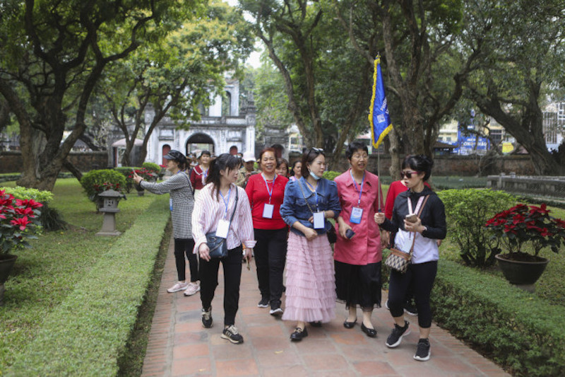 Du kh&aacute;ch Trung Quốc nghe thuyết minh về Văn Miếu - Quốc Tử Gi&aacute;m, H&agrave; Nội, hồi th&aacute;ng 3. Ảnh: Phương Nam Five Star Travel