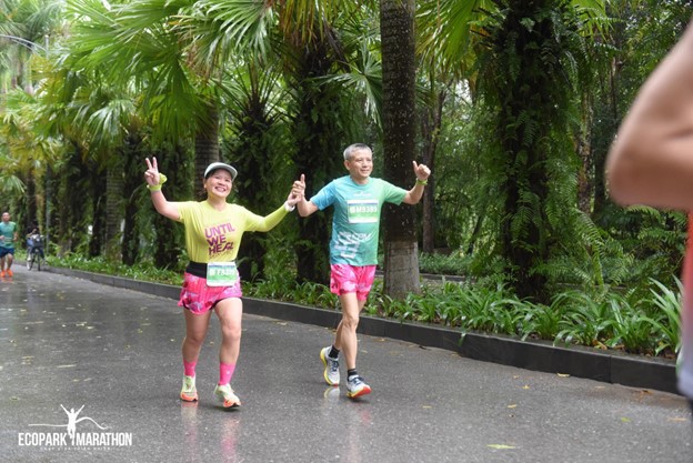 Cư d&acirc;n lớn tuổi vui vẻ, đầy năng lượng tham gia giải chạy tại KĐT xanh Ecopark