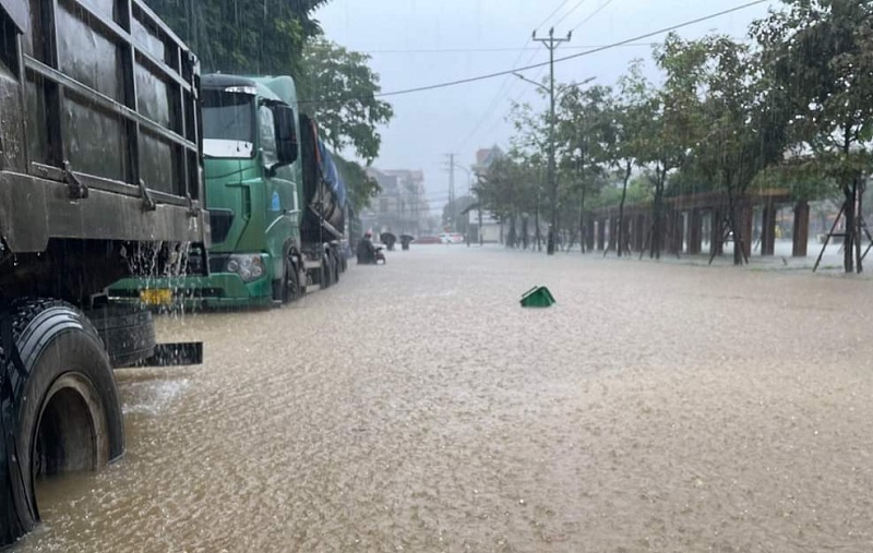 Nhiều tuyến giao th&ocirc;ng huyết mạch tại thị trấn Ngh&egrave;n, huyện Can Lộc bị nước lũ ngập s&acirc;u, g&acirc;y &aacute;ch tắc giao th&ocirc;ng.