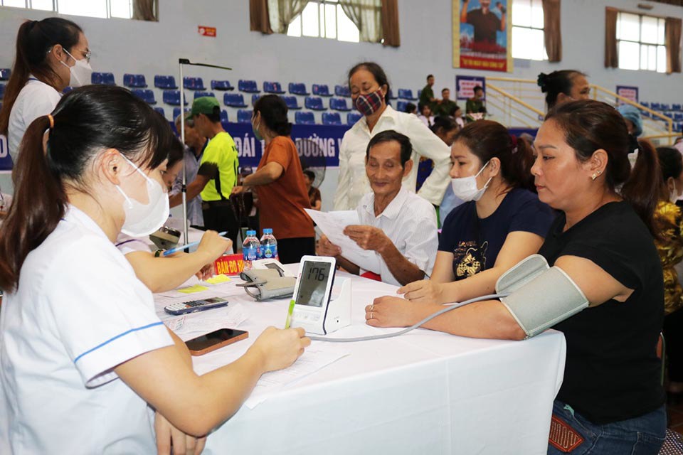 Người d&acirc;n Hà N&ocirc;̣i được thăm khám, sàng lọc trong Ng&agrave;y hội Y tế cơ sở ph&ograve;ng chống bệnh kh&ocirc;ng l&acirc;y &ndash; đ&aacute;i th&aacute;o đường, tăng huyết &aacute;p.