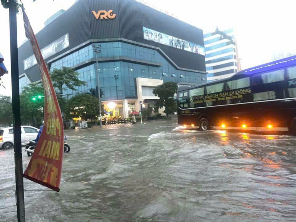 H&igrave;nh ảnh đường ngập nước tại v&ograve;ng xuyến đường L&ecirc; Hồng Phong, Nguyễn Thị Minh Khai.