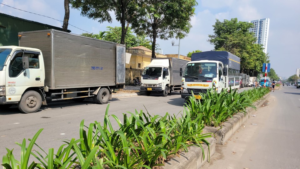 H&agrave;ng loạt xe tải dừng, đỗ dưới l&ograve;ng đường để trung chuyển h&agrave;ng h&oacute;a g&acirc;y mất trật tự, an to&agrave;n giao th&ocirc;ng... (Ảnh: Đạt L&ecirc;)