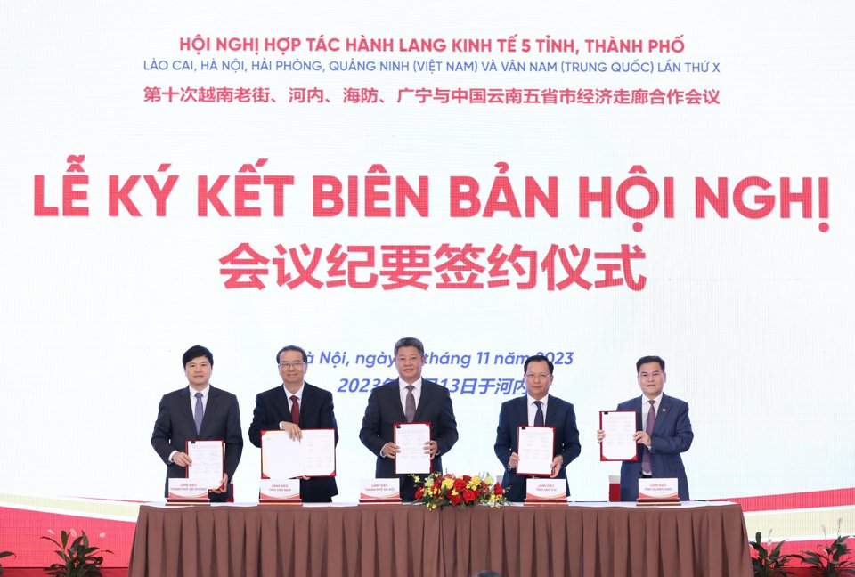 Lễ ký kết biên bản hợp tác giữa tỉnh Vân Nam (Trung Quốc) với một số tỉnh, TP của Việt Nam. Ảnh: Thanh Hải