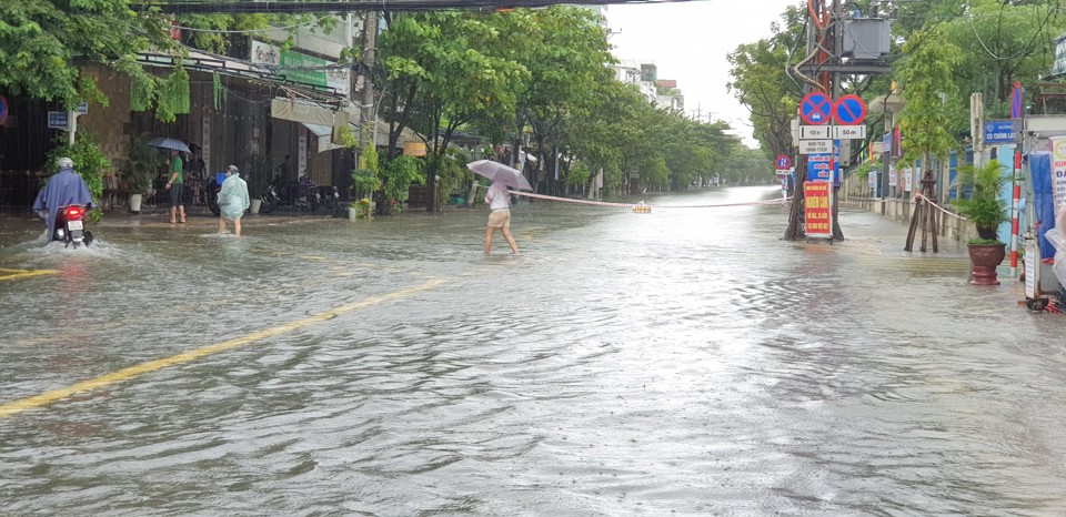 Lo mưa lớn g&acirc;y ngập nặng, Đ&agrave; Nẵng cho học sinh nghỉ học ng&agrave;y 13/11. Ảnh: Quang Hải