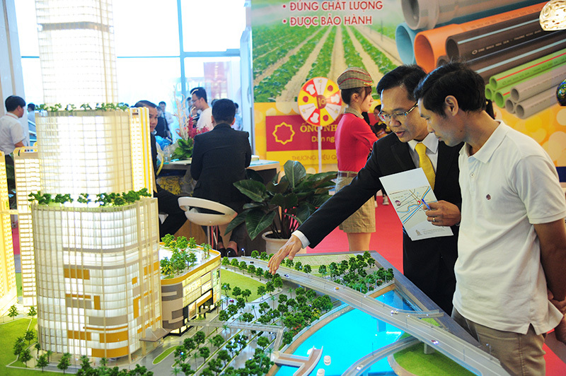 Nhà đầu tư tham khảo một dự án bất động sản trên địa bàn Hà Nội. Ảnh: Công Hùng