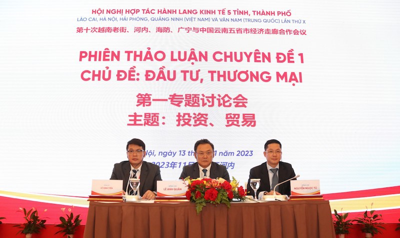 C&aacute;c đại biểu tham dự phi&ecirc;n thảo luận Đầu tư, thương mại. Ảnh: Thanh Hải