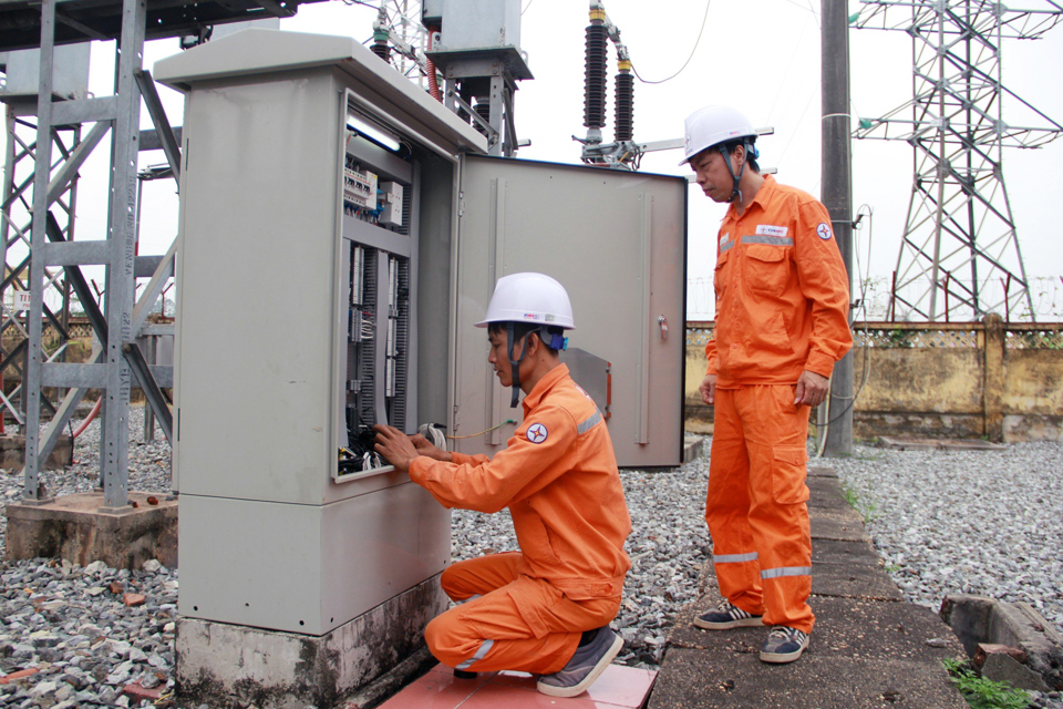 Nh&acirc;n vi&ecirc;n ng&agrave;nh điện lực kiểm tra, gi&aacute;m s&aacute;t t&igrave;nh h&igrave;nh vận h&agrave;nh của hệ thống lưới điện. Ảnh: Ho&agrave;i Nam