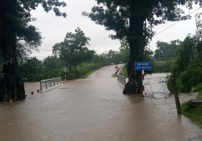Cầu T&agrave; Nhu (x&atilde; Sơn Hải, huyện Sơn H&agrave;) đ&atilde; bị ngập.