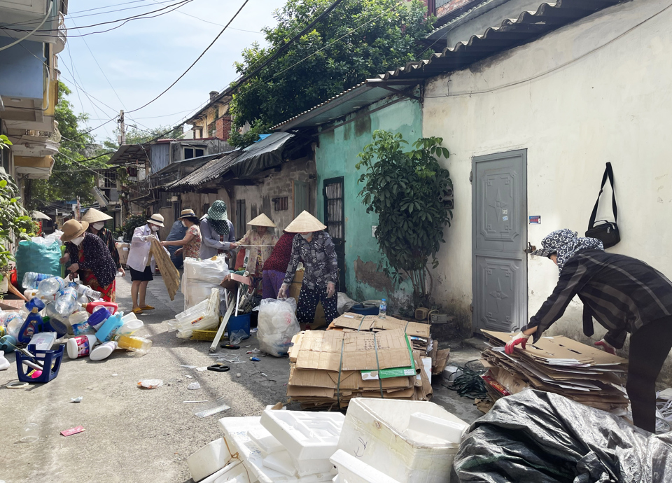 Các tổ dân phố trên địa bàn quận Hà Đông vào mỗi cuối tuần đều thực hiện phân loại rác thải, bán phế liệu lấy tiền ủng hộ các quỹ.
