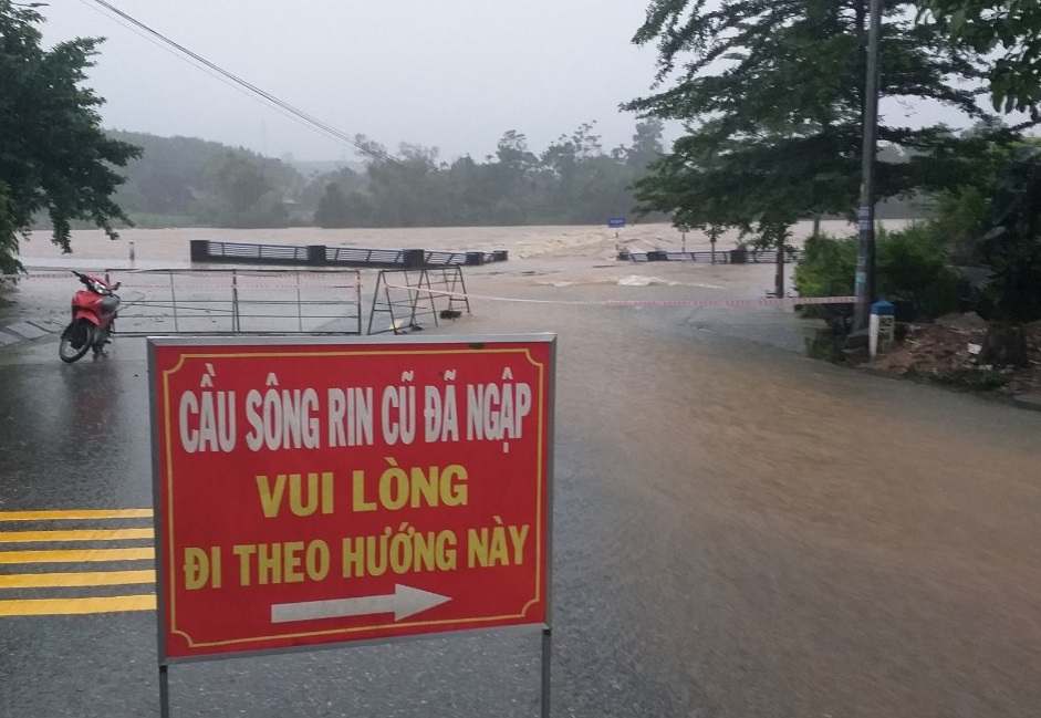 Biển cảnh b&aacute;o ở cầu S&ocirc;ng Rin (huyện Sơn H&agrave;).&nbsp;