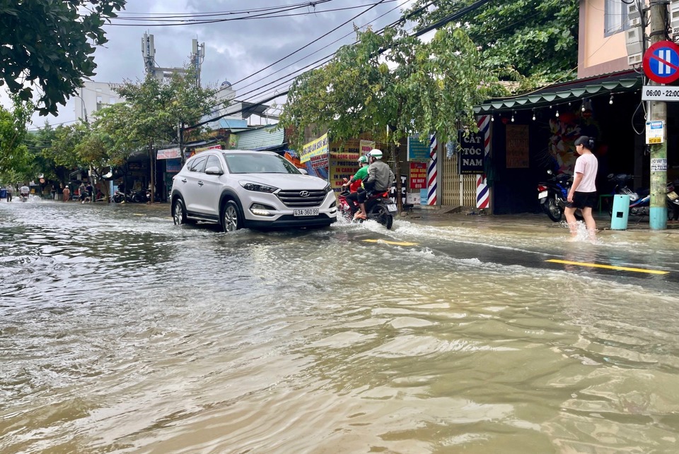 Mưa lớn khiến một tuyến đường tại TP Đ&agrave; Nẵng bị ngập nước.