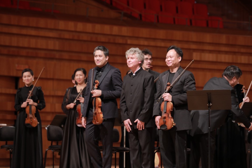 NSƯT B&ugrave;i C&ocirc;ng Duy đ&atilde; c&oacute; phần tr&igrave;nh diễn c&ugrave;ng nghệ sĩ Violin quốc tế Chương Vũ bản Concerto &ldquo;Việt Nam 4 M&ugrave;a&rdquo;.