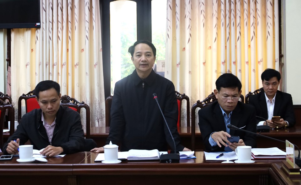Ph&oacute; Chủ tịch UBND huyện Ba V&igrave; Đỗ Quang Trung trả lời &yacute; kiến cử tri.