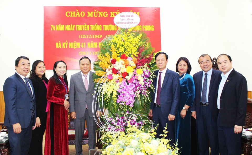 Phó Bí thư Thành ủy Nguyễn Văn Phong trao tặng hoa chúc mừng Trường Đào tạo cán bộ Lê Hồng Phong. Ảnh Đình Hiệp