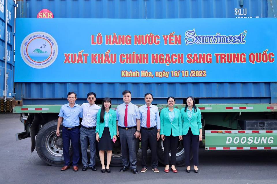 C&ocirc;ng ty CP Nước giải kh&aacute;t Yến s&agrave;o Kh&aacute;nh H&ograve;a&nbsp;đ&atilde; xuất khẩu ch&iacute;nh ngạch l&ocirc; h&agrave;ng đầu ti&ecirc;n nước yến Sanvinest sang Trung Quốc v&agrave;o ng&agrave;y 16/10/2023. Ảnh: YSKH.