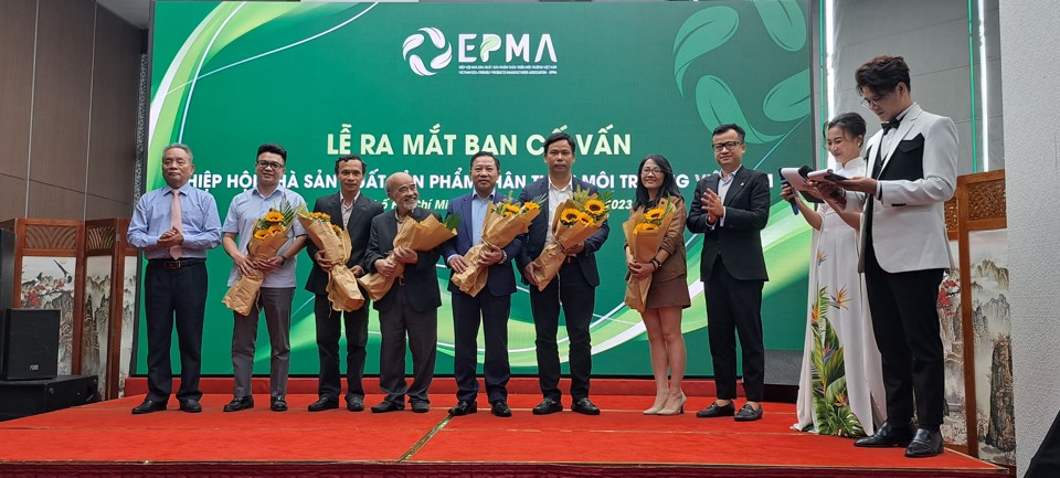 Th&agrave;nh vi&ecirc;n Ban Cố vấn EPMA ra mắt tại buổi lễ.