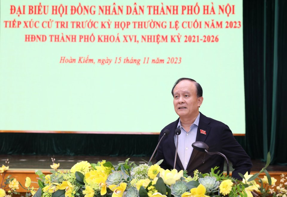 Chủ tịch HĐND Thành phố Hà Nội Nguyễn Ngọc Tuấn phát biểu tại buổi tiếp xúc cử tri chiều 15/11. Ảnh: Thịnh An 