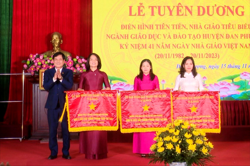 Ph&oacute; B&iacute; thư Thường trực Huyện ủy, Chủ tịch HĐND huyện Đan Phượng L&ecirc; Văn Th&igrave;n trao Cờ thi đua xuất sắc của UBND Th&agrave;nh phố H&agrave; Nội cho c&aacute;c trường: Mầm non Li&ecirc;n H&agrave;, Tiểu học T&acirc;n Lập A, THCS T&acirc;n Hội.