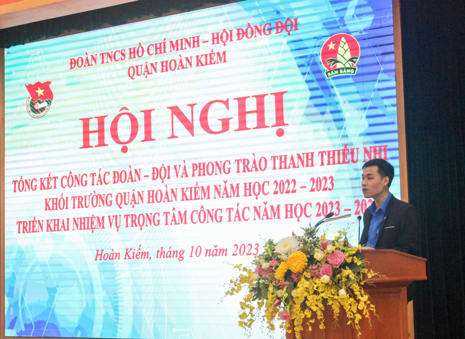 Ph&oacute; B&iacute; thư Quận đo&agrave;n, Ph&oacute; Chủ tịch Hội đồng đội quận Ho&agrave;n Kiếm&nbsp;Đo&agrave;n Bảo Kh&aacute;nh tr&igrave;nh b&agrave;y b&aacute;o c&aacute;o.