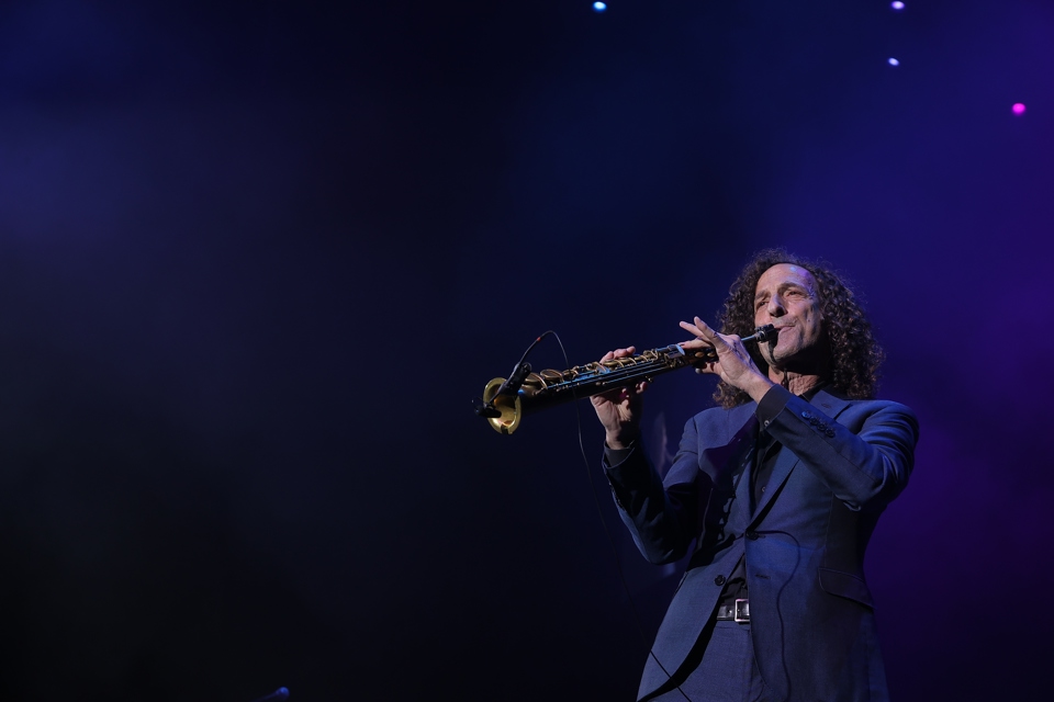 Kenny G quả nhiên không hổ danh là nghệ sĩ duy trì 1 nốt dài tới 45 phút từ năm 1997 giúp ông được ghi vào sách Kỷ lục Guinness. 