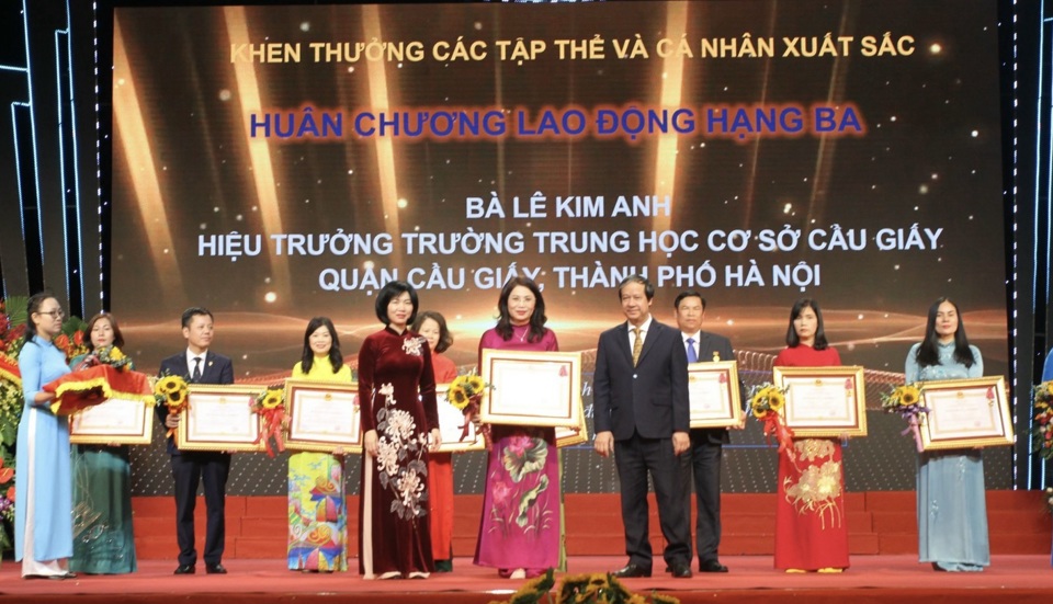 Bộ trưởng Bộ GD&ĐT Nguyễn Kim Sơn, Phó Chủ tịch Thường trực HĐND TP Phùng Thị Hồng Hà thừa ủy quyền trao Huân chương lao động cho các đơn vị xuất sắc