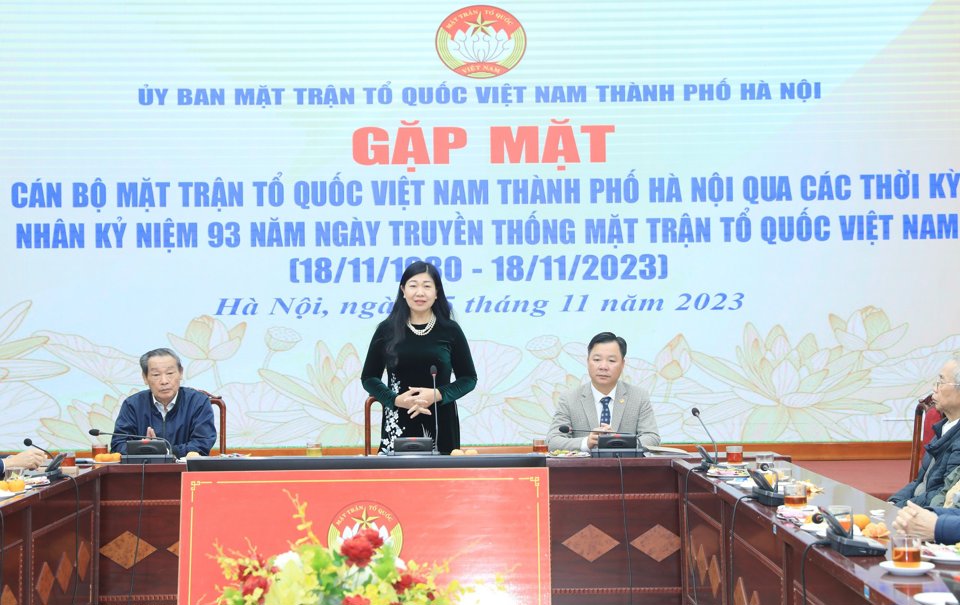 Chủ tịch Ủy ban MTTQ Việt Nam TP H&agrave; Nội Nguyễn Lan Hương ph&aacute;t biểu tại cuộc gặp mặt