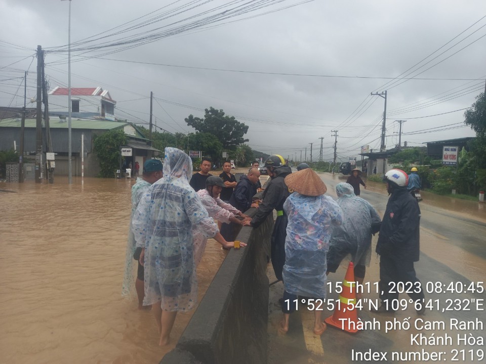 Lực lượng chức năng mở dải tr&ecirc;n quốc lộ 1 để gi&uacute;p tho&aacute;t nước nhanh hơn. Ảnh: C&ocirc;ng ty 194.