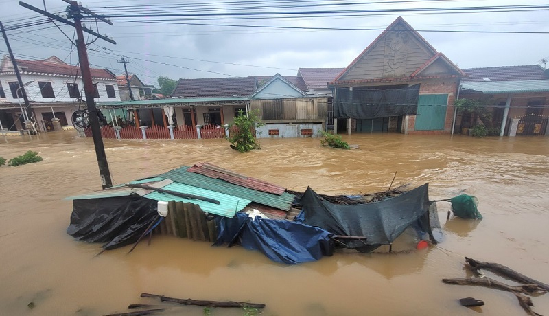 Dọc tuyến đường sắt Bắc- Nam qua địa b&agrave;n tỉnh Thừa Thi&ecirc;n Huế nhiều v&ugrave;ng bị nước lũ ngập s&acirc;u, giao th&ocirc;ng chia cắt.