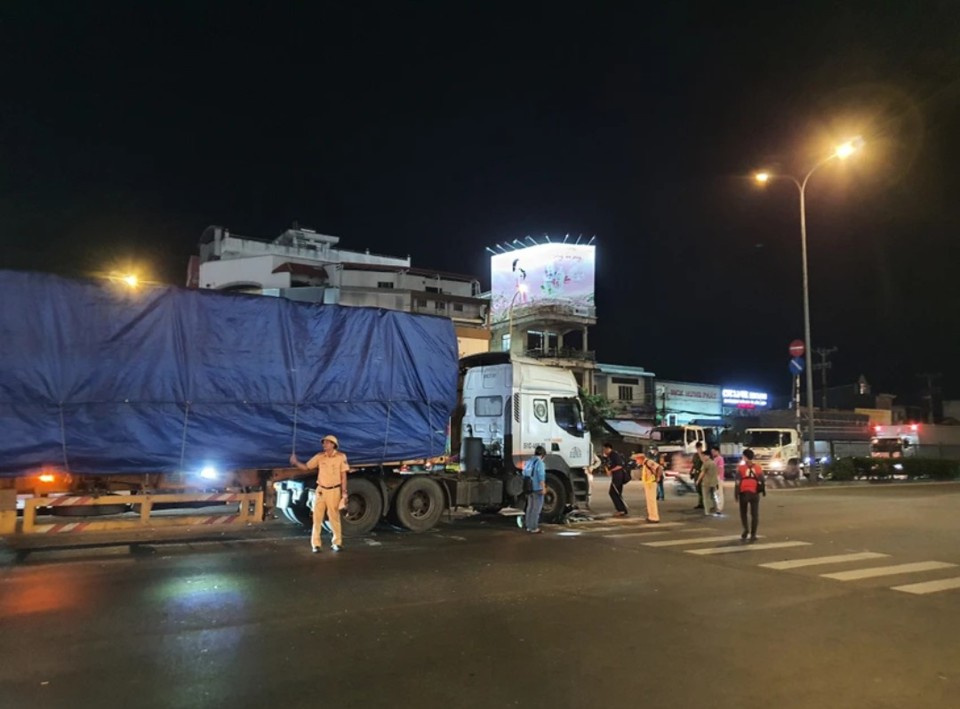 Hiện trường tai nạn giao th&ocirc;ng&nbsp;nghi&ecirc;m trọng tại ng&atilde; tư B&agrave; Điểm khiến một người tử vong. (Ảnh: PV)