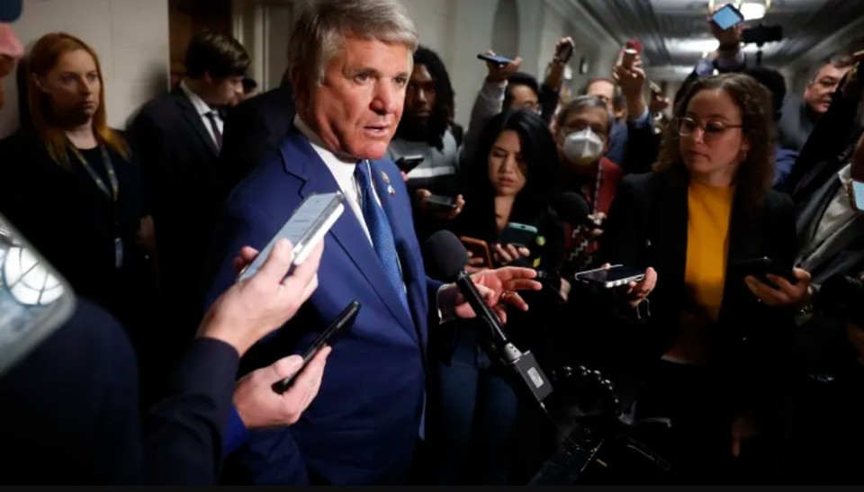 Hạ nghị sĩ người Mỹ Mike McCaul rời cuộc họp k&iacute;n của Đảng Cộng h&ograve;a tại Hạ viện, nơi hội nghị họp để bỏ phiếu cho ứng cử vi&ecirc;n Chủ tịch Hạ viện ở Washington, DC. Ảnh: Getty Images