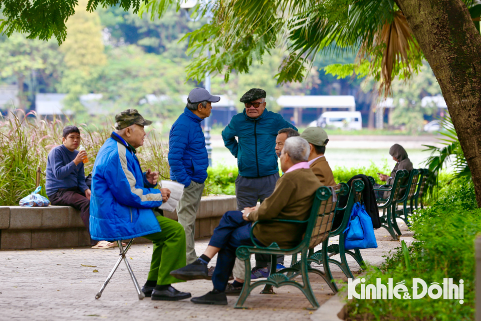 Không khí lạnh tăng cường, người dân Thủ đô “kín mít” ra đường - Ảnh 5