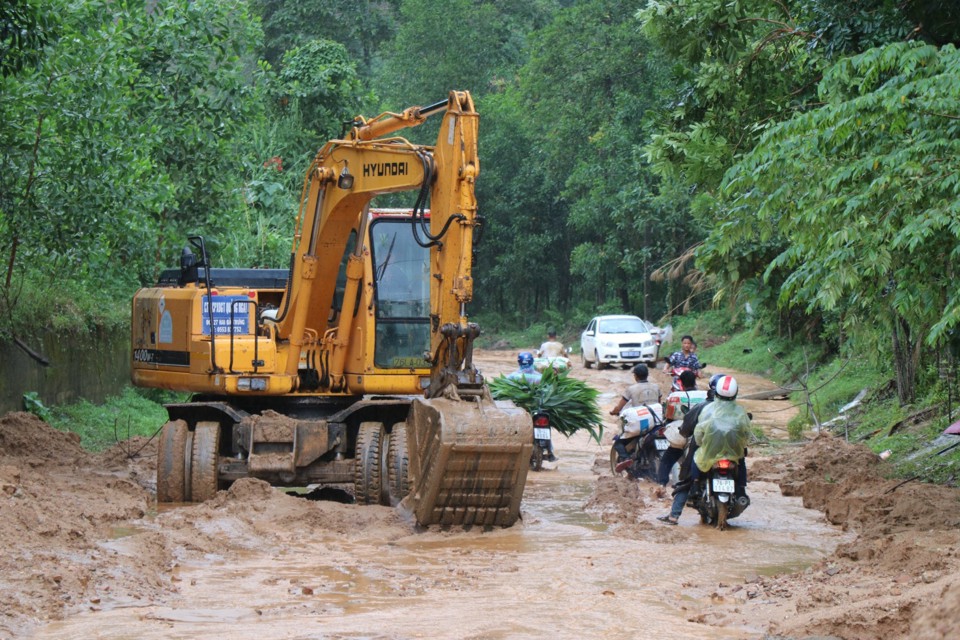 Phương tiện được huy động để th&ocirc;ng tuyến tạm thời.