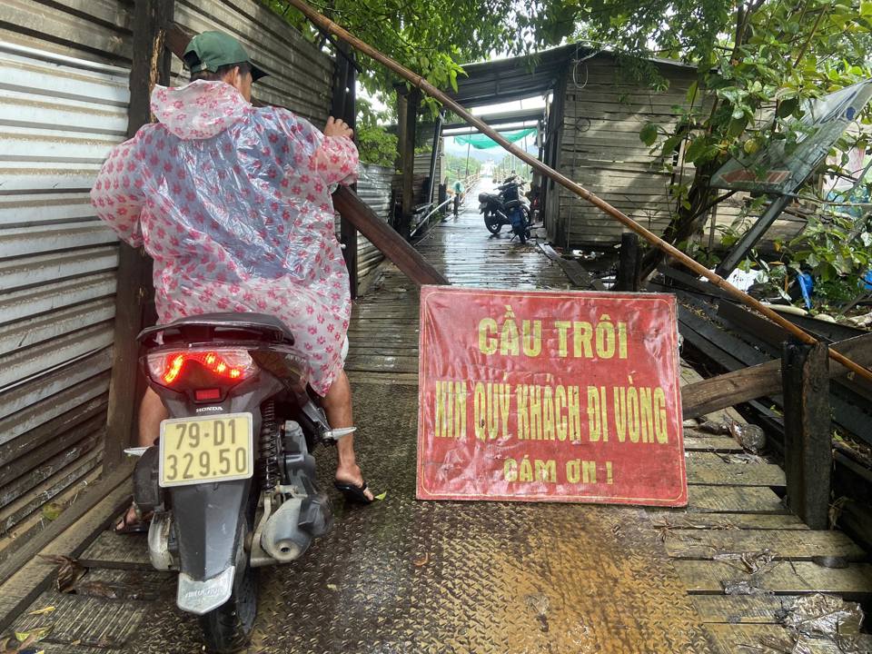 Cầu gỗ Ph&uacute; Kiểng bị cuốn tr&ocirc;i buộc người d&acirc;n phải đi đường v&ograve;ng mất khoảng 30 ph&uacute;t. (Ảnh: T. Quang)