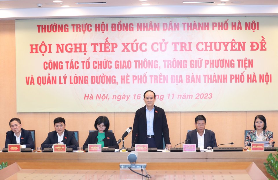 Chủ tịch HĐND  TP Hà Nội Nguyễn Ngọc Tuấn phát biểu tại buổi tiếp xúc cử tri. Ảnh: Lê Hải 