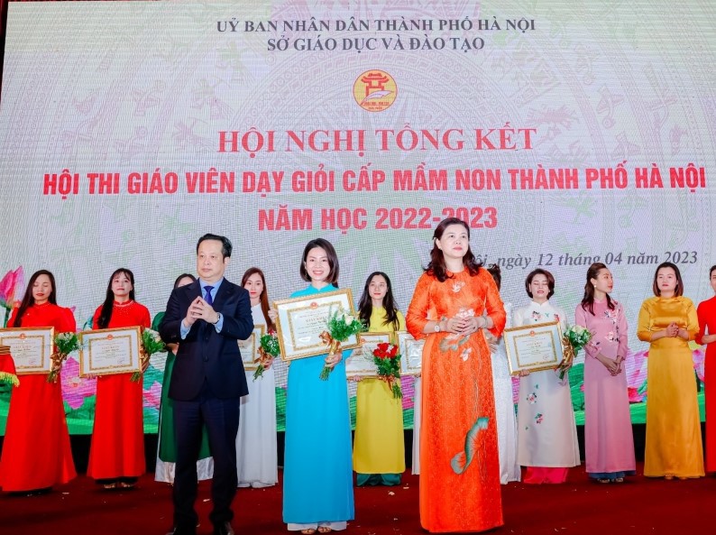 Lãnh đạo Sở GD&ĐT Hà Nội trao giải Nhất giáo viên dạy giỏi Thành phố cấp học Mầm non cho cô Nguyễn Việt Chinh, giáo viên Trường Mầm non B